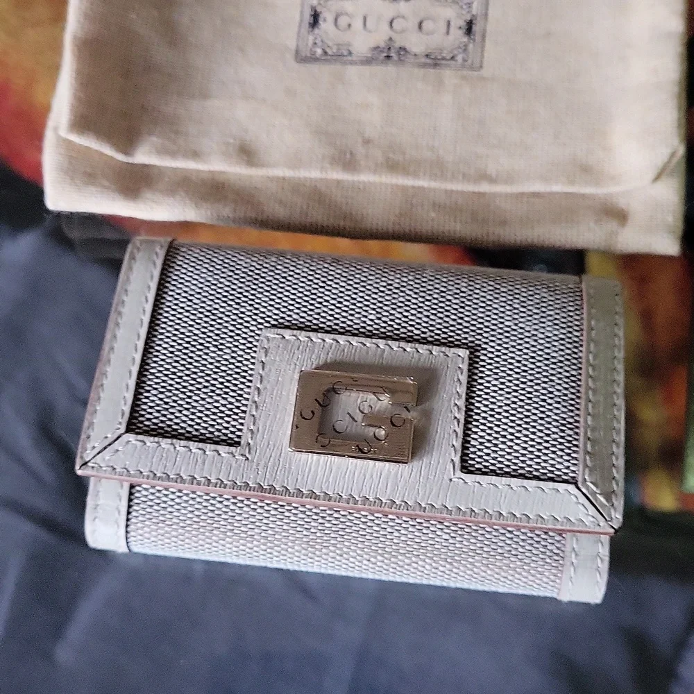Gucci Silver  New Key Card Holder with Green Box Beautiful.new